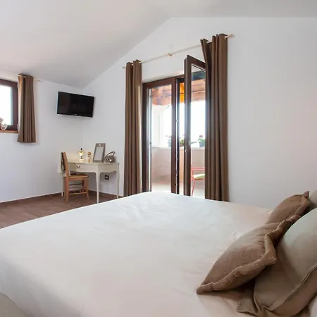 Roza By Briskva * Basici